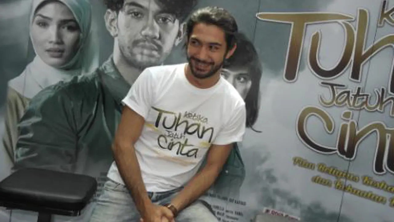 Cinta Reza Rahadian Terbagi untuk Tiga Wanita