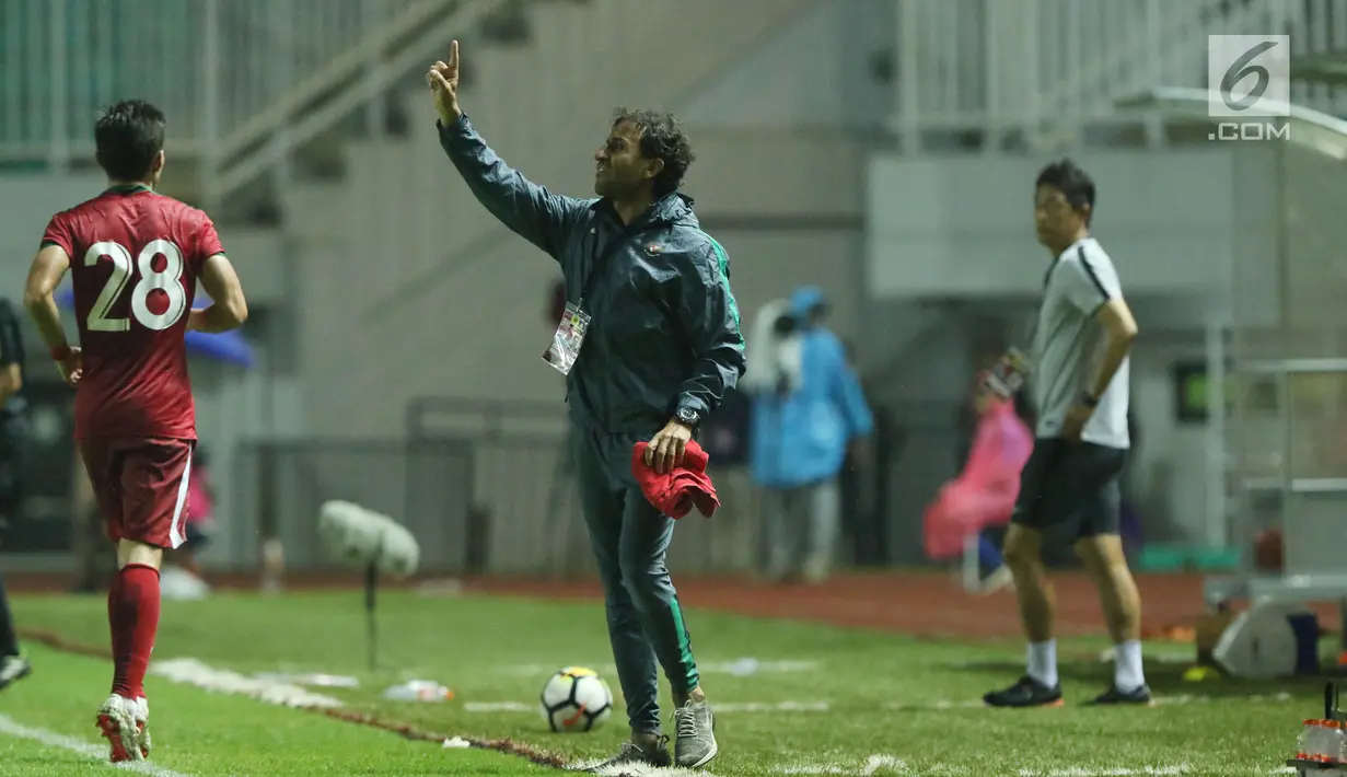 Pelatih timnas Indonesia U-23, Luis Milla memberi arahan pada pemainnya saat laga persahabatan melawan Korea Selatan U-23 di Stadion Pakansari, Kab Bogor, Sabtu (23/6). Indonesia U-23 kalah 1-2. (Liputan6.com/Helmi Fithriansyah)