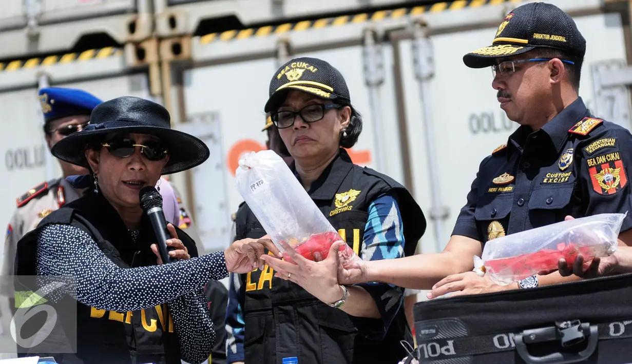 Menteri Kelautan dan Perikanan Susi Pudjiastuti (kiri) memberikan keterangan dalam rilis penggagalan penyelundupan produk perikanan dan bahan pembuat bom di New Port Container Terminal 1, Tanjung Priok Jakarta, Selasa (13/9). (Liputan6.com/Faizal Fanani)