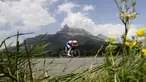 Pebalap asal Belanda, Tom Dumoulin memacu sepedanya dengan jarak tempuh 17 km pada sesi latihan persiapan etape ke-18  Tour De France antara Sallanches dan Megeve, French Alps, (21/7/2016). (AFP/Kenzo Tribouillard)
