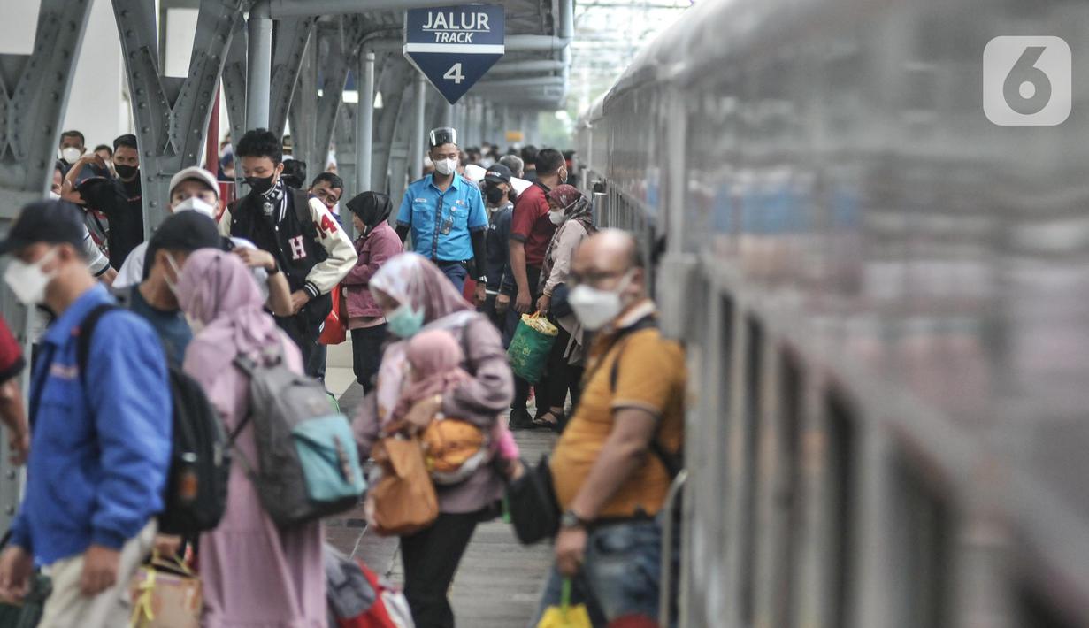 <p>Penumpang turun dari kereta api jarak jauh setibanya di Stasiun Pasar Senen, Jakarta Pusat, Senin (9/5/2022). PT Kereta Api Indonesia (KAI) mengungkapkan gelombang arus balik pemudik pada H+7 Lebaran 2022 terpantau masih tinggi. Tercatat sebanyak 40.800 penumpang tiba pada hari Senin ini dikarenakan penundaan waktu sekolah dan pelaksanaan Work From (WFH). (merdeka.com/Iqbal S Nugroho)</p>
