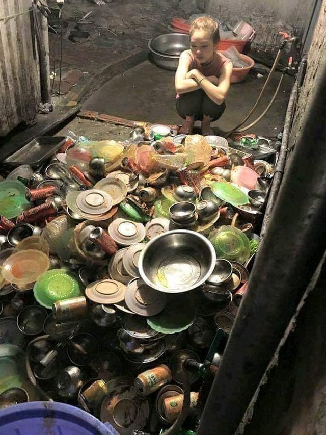 6 Potret Nyeleneh Orang Saat Cuci Piring Ini Bikin Tepuk Jidat