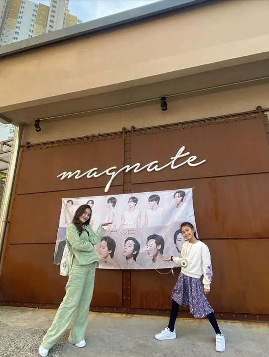 Ia memakai set celana dan kemeja lengan panjang warna hijau sage bergaya kasual. Ia memadukannya dengan sneakers warna putih. [Foto: @ayutingting92]