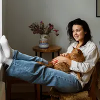 Ilustrasi Wanita Memangku&nbsp;Kucing / by Freepik