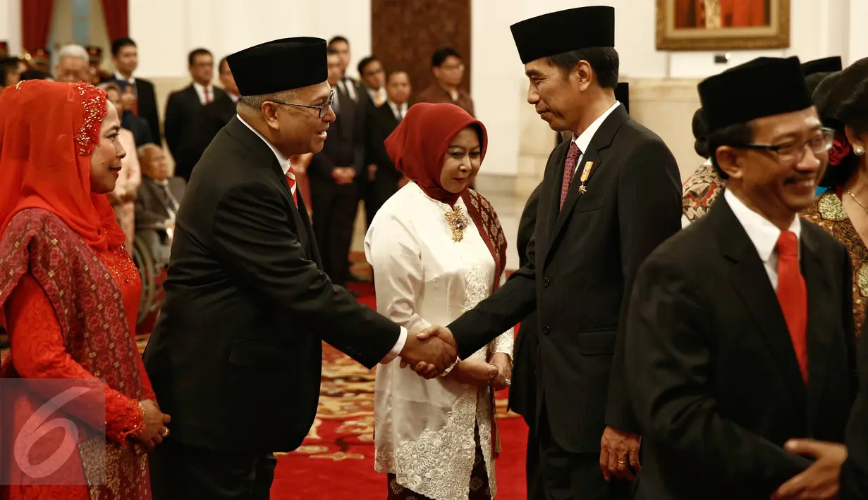 Presiden Jokowi memberi ucapan selamat kepada Dubes Indonesia untuk Mesir Helmy Fauzy usai pelantikan di Istana Negara, Jakarta, Kamis (25/2). 10 Dubes tersebut akan mewakili pemerintah Indonesia di berbagai negara sahabat. (Liputan6.com/Faizal Fanani)
