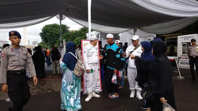 Peserta acara Munajat 212 diperiksa sebelum memasuki lokasi acara. (Liputan6.com/Nafiysul Qodar)