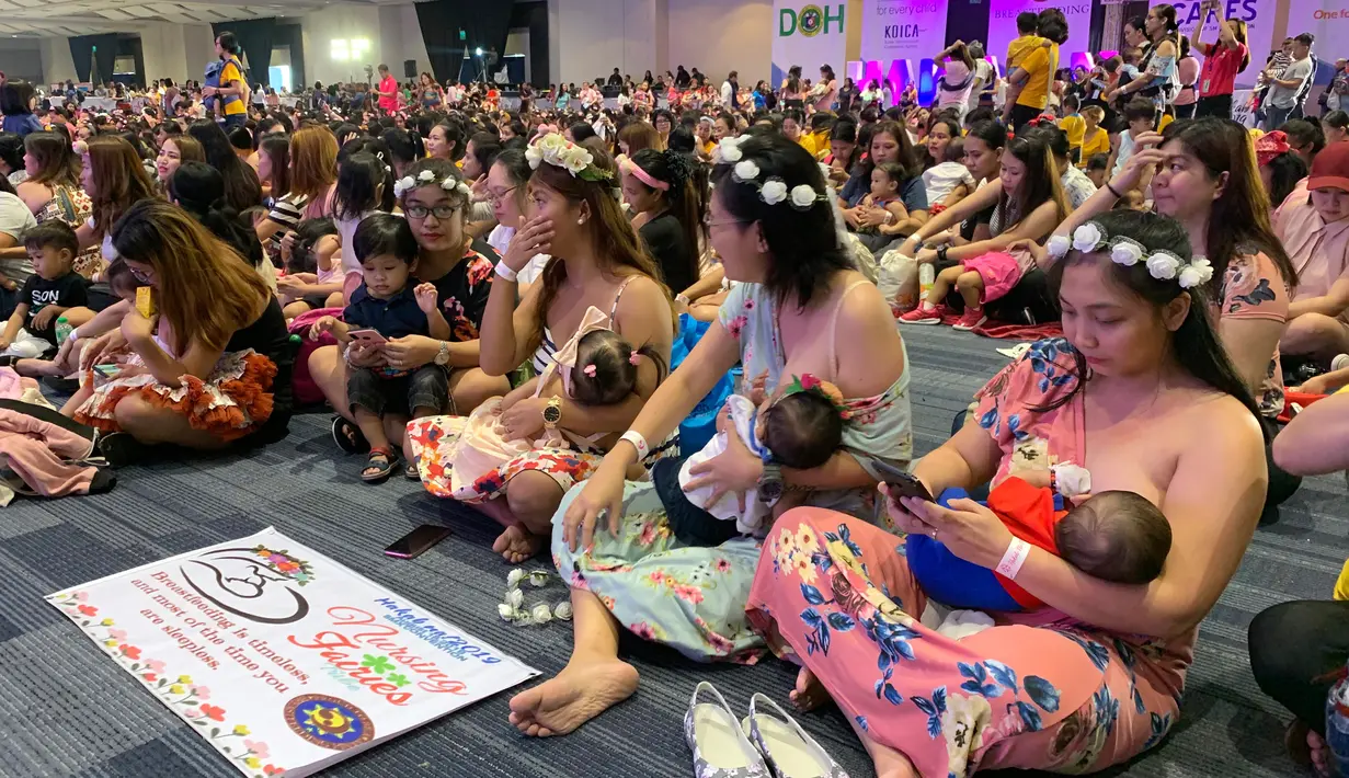 Ribuan ibu menyusui anaknya dalam acara pemberian ASI massal di Manila, Filipina pada Minggu (18/8/2019). Sekitar 2.000 ibu serempak menyusui bayi mereka dalam rangka menyokong upaya menekan angka kematian bayi dan menghilangkan pandangan tabu untuk menyusui di muka umum. (AP/Joeal Calupitan)