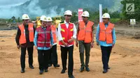 Presiden Joko Widodo memantau pembangunan jalan tol Padang-Pekanbaru, Sumatra Barat, Jumat , (9/2). Jalan tol ini diperkirakan akan memberi dampak positif terhadap perekonomian Sumatra Barat dan sekitarnya. (Liputan6.com/Pool/Biro Setpres)