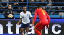 Aksi Raheem Sterling mencoba melewati pemain Montenegro pada laga kedua Kualifikasi Piala Eropa 2020 yang berlangsung di Stadion Pod Goricom, Podgrica, Selasa (26/3). Timnas Inggris menang 5-1 atas Montenegro. (AFP/Andrej Isakovic)