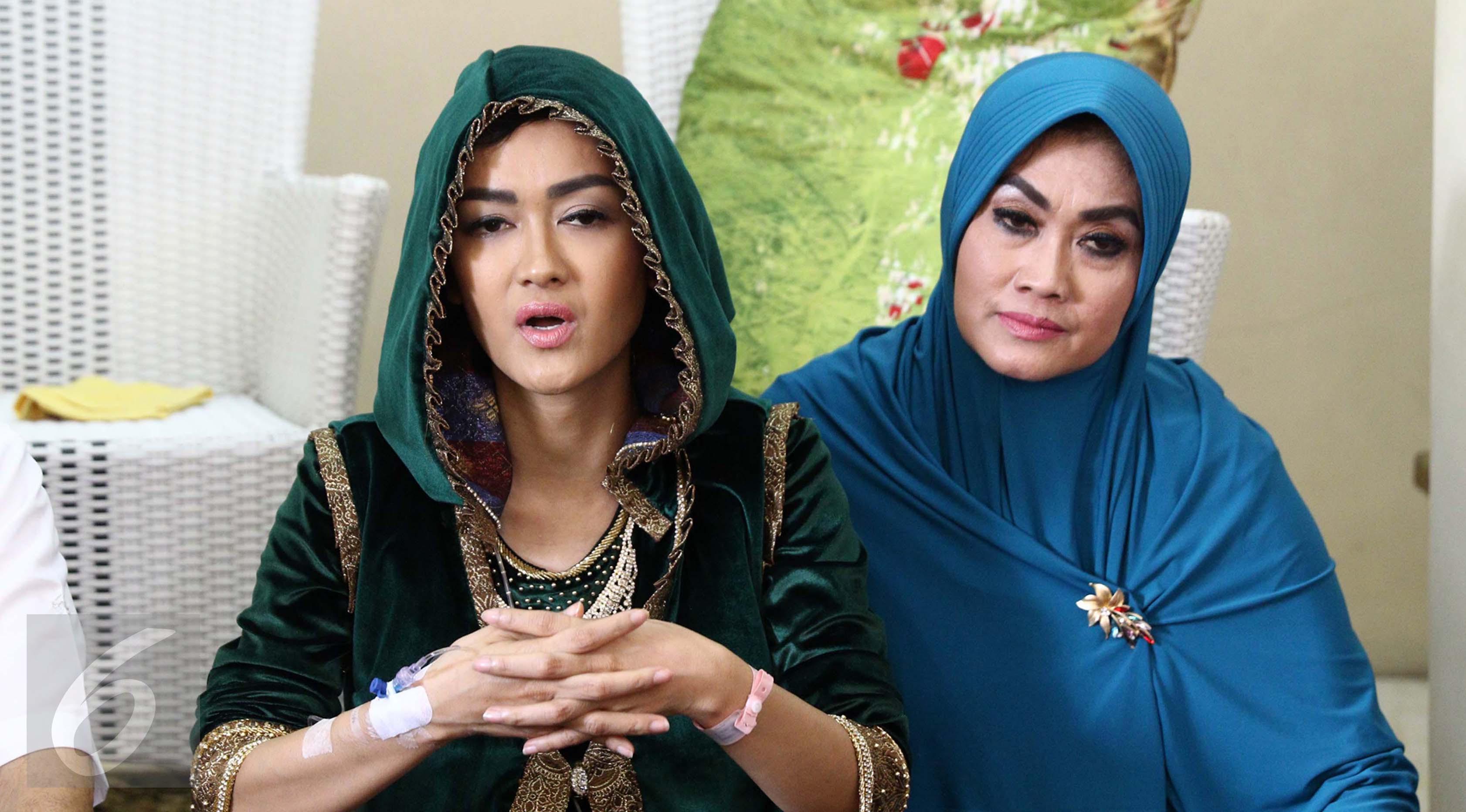 Julia Perez bersama ibu, Sriwulansih. (Herman Zakharia/Liputan6.com)