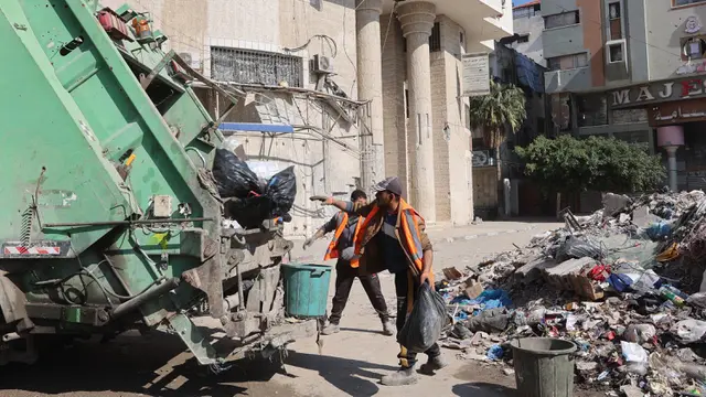 Sambut Ramadan, Warga Gaza Bersihkan Sampah dan Reruntuhan