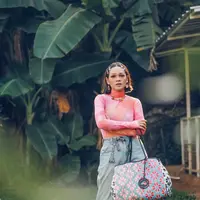 Bertujuan mengingatkan diri sendiri, Andien mengatakan bahwa perjalanan untuk menemukan jati diri tidak akan selalu terang dan gemilang. Terkadang menemukan jalan yang sempit dan gelap. Namun pasti ditemukan banyak pelajaran. (Instagram/andienaisyah)