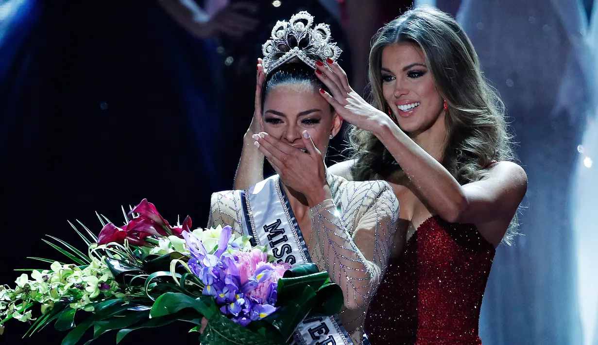 Miss Afrika Selatan, Demi-Leigh Nel-Peters disematkan mahkota sebagai Miss Universe 2017 oleh Miss Universe 2016, Iris Mittenaere pada malam final di Las Vegas, Minggu (26/11). Demi-Leigh mengalahkan 91 kontestan lain dari seluruh dunia. (AP/John Locher)
