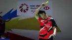 Tunggal putra Indonesia, Shesar Hiren Rhustavito, saat melawan wakil India, Kiran George pada babak penyishian Indonesia Masters 2024 di Istora Senayan, Selasa (23/1/2024). Shesar takluk dengan skor 17-21, 21-12, 15-21. (Bola.com/Bagaskara Lazuardi)