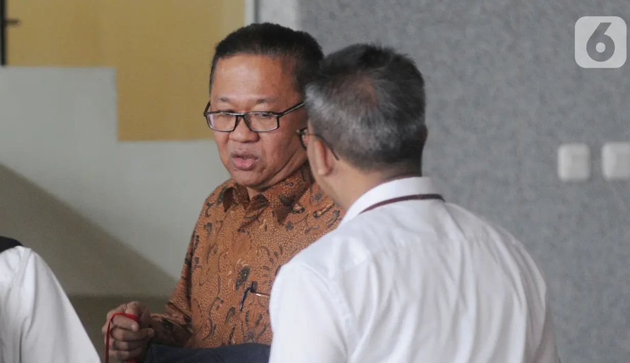 Dirut PTPN IX Iryanto Hutagaol bersiap menjalani pemeriksaan di Gedung KPK, Jakarta, Selasa (12/11/2019). Iryanto diperiksa sebagai saksi untuk tersangka Direktur Pemasaran PTPN III (Persero) I Kadek Kertha Laksana terkait suap pengelolaan distribusi gula di PTPN III 2019. (merdeka.com/Dwi Narwoko)