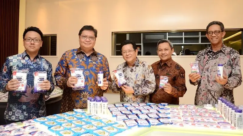 Menperin Airlangga Hartarto menunjukkan produk garam yang diproduksi PT. UNIchemCandi Indonesia di Gresik, Jawa Timur.