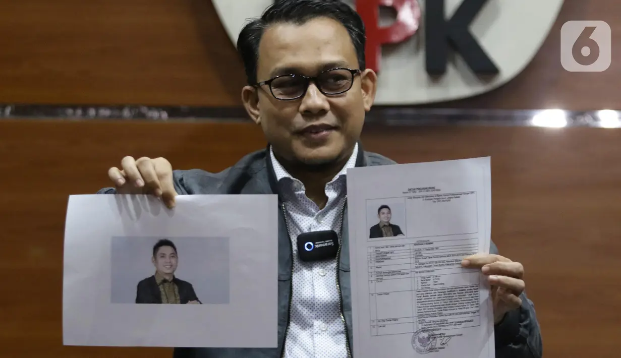 Pelaksana tugas (Plt) Juru Bicara KPK, Ali Fikri menunjukkan data diri Bupati Tanah Bumbu periode 2010-2015 dan 2016-2018, Mardani H. Maming saat mengumumkan status Daftar Pencarian Orang (DPO), Gedung KPK, Jakarta, Selasa (26/7/2022). KPK resmi menerbitkan status DPO terhadap Mardani H. Maming karena dinilai tidak kooperatif (mangkir dari dua kali pemanggilan). (Liputan6.com/Helmi Fithriansyah)