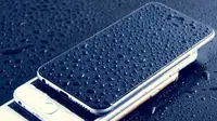 Tips Mengatasi Smartphone yang Basah Kuyup karena Hujan