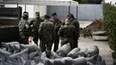 Aparat militer melakukan inspeksi di lokasi temuan bom sisa Perang Dunia II di Kota Thessaloniki, Yunani, 9 Februari 2017. Penemuan bom yang mengandung sekitar 250 kg bahan peledak itu memicu evakuasi sekitar 60 ribu warga. (AP Photo/Giannis Papanikos)