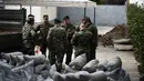 Aparat militer melakukan inspeksi di lokasi temuan bom sisa Perang Dunia II di Kota Thessaloniki, Yunani, 9 Februari 2017. Penemuan bom yang mengandung sekitar 250 kg bahan peledak itu memicu evakuasi sekitar 60 ribu warga. (AP Photo/Giannis Papanikos)