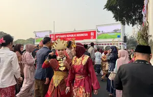 Upacara HUT RI, Warga Berpakaian Adat Mulai Tiba di Istana Merdeka