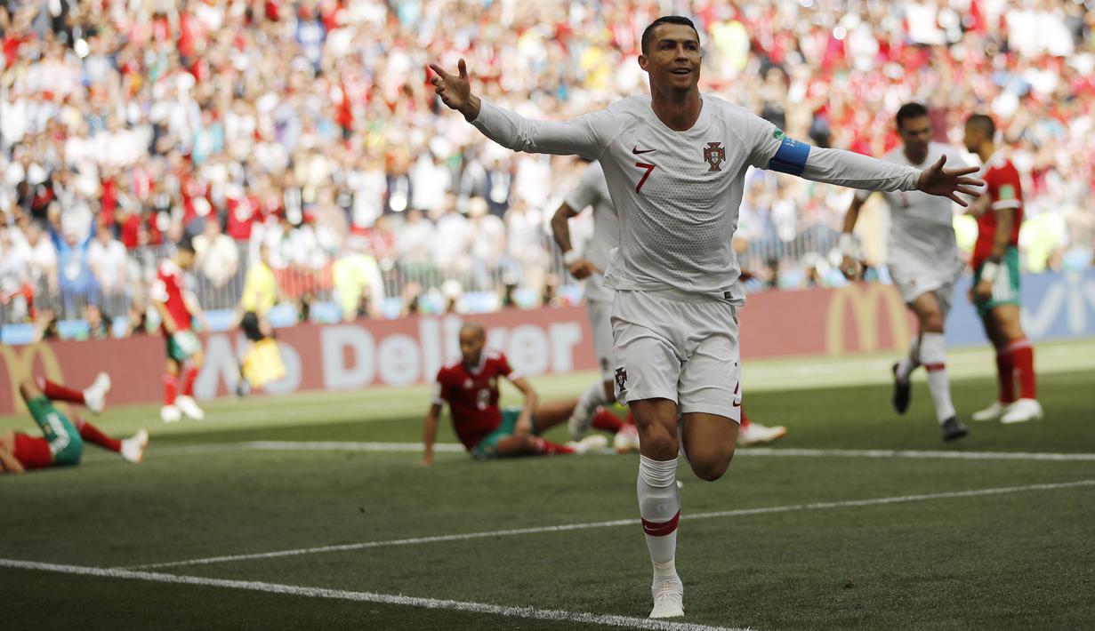 Bintang Portugal, Cristiano Ronaldo, merayakan gol yang dicetaknya ke gawang Maroko pada laga grup B Piala Dunia di Stadion Luzhniki, Moskow, Kamis (20/6/2018). Portugal menang 1-0 atas Maroko. (AP/Francisco Seco)