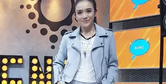 Masih ingat Dea Ananda? Perempuan satu ini merupakan mantan penyanyi cilik dan terkenal sebagai angora Trio Kwek  Kwek. Berikut ini adalah foto-foto Dea yang gayanya makin hits dan berbeda dari saat ia masih kecil. (Instagram/dea_ananda)