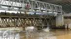 Anak-anak Ciliwung tampak riang saat melompat ke aliran sungai Ciliwung dari atas jembatan Kalibata, Jakarta, Jumat (13/11). Meningginya air sungai Ciliwung dimanfaatkan anak-anak Ciliwung untuk berenang dan bermain air. (Liputan6.com/Yoppy Renato)