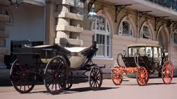 Kereta kencana Ascot Landau dengan atap terbuka yang akan digunakan Pangeran Harry dan Meghan Markle di Istana Buckingham, London, Selasa (2/5). Kereta kencana itu akan ditarik empat ekor kuda, salah satunya Windsor Grey. (Victoria Jones/Pool via AP)