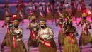 Penari membawakan tarian nusantara pada Upacara Penutupan Peparnas Papua di Stadion Mandala Jayapura, Papua, Sabtu (13/11/2021). (ANTARAFOTO/Rivan Awal Lingga/rwa)