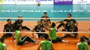Tim voli duduk putra Indonesia bersiap menghadang smash pemain Iraq saat berhadapan pada pertandingan Asian Para Games di GBK, Jakarta, Senin (8/10). Indonesia kalah dari Iraq dengan skor 25-11, 25-10, dan 25-10. (Merdeka.com/Imam Buhori)