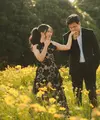 Frans dan Indah tampak memilih konsep nature pada foto prewedding mereka. Keduanya kompak mengenakan pakaian hitam, Frans mengenakan setelan jas hitam senada dengan celananya. [@fransfaisal_]