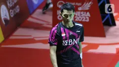 Pebulutangkis Tunggal Putra Indonesia, Jonatan Christie saat melawan Toma Junior Popov (Perancis) pada babak 16 Besar Turnamen Indonesia Open 2023 di Istora Gelora Bung Karno, Jakarta, Kamis (15/6/2023). (Liputan6.com/Helmi Fithriansyah)