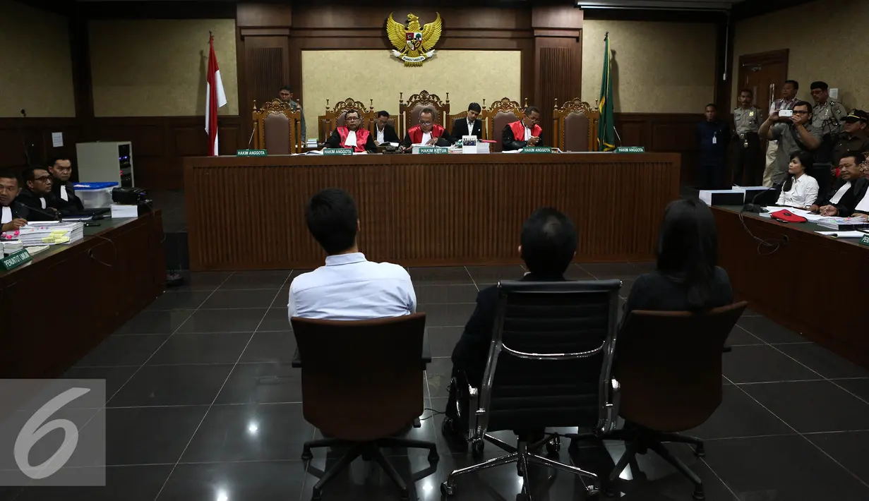 Suasana Sidang lanjutan Jessica Wongso di Pengadilan Negeri Jakarta Pusat, Selasa (12/7). Dalam pemeriksaan saksi menghadirkan Darmawan Salihin ayahanda Alm Mirna, suaminya Arief Sumarko dan saudaranya, Sandy Salihin. (Liputan6.com/Faizal Fanani)