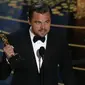 Aktor Leonardo DiCaprio menerima Oscar untuk Aktor Terbaik untuk film "The Revenant" di 88 Academy Awards di Hollywood, California (28/2/2016). (REUTERS/Mario Anzuoni)