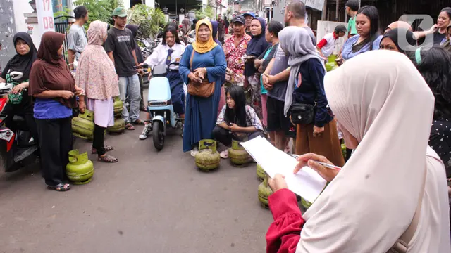 Antrean Pembelian Gas Elpiji 3 Kg di Tangerang Banten
