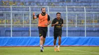 Sergio Silva dan Evan Dimas berbincang saat jogging di Stadiion Kanjuruhan, Malang. (Bola.com/Iwan Setiawan)