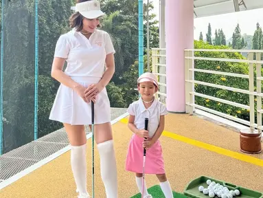 Dalam keterangan unggahan, Shandy Aulia menuliskan jika momen tersebut merupakan hari pertama Claire belajar main golf. Gadis kecil kelahiran 12 Februari 2020 itu tampil cantik dan menggemaskan katika mengikuti pelajaran golf. (Liputan6.com/IG/@shandyaulia)