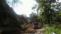 Material longsor yang menutupi jalan utama Ponorogo-Pacitan Kilometer 22, tepatnya di Desa Tugurejo, Kecamatan Slahung, Ponorogo, Jawa Timur, didominasi batuan besar dan pepohonan. (Liputan6.com/Dian Kurniawan)