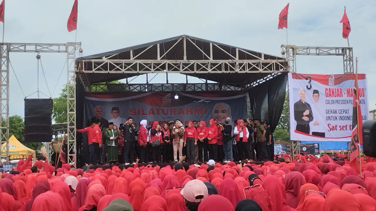 Istri Calon Presiden (Capres) nomor urut tiga Ganjar Pranowo, Siti Atikoh di Lapangan Sri Tanjung, Tanjung Bintang, Lampung Selatan, Selasa (9/1/2024) (Liputan6.com/Winda Nelfira)