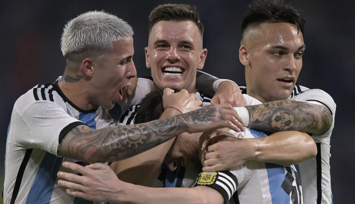 Pemain Timnas Argentina merayakan gol yang dicetak oleh Lionel Messi (tengah) pada laga uji coba internasional melawan Curacao yang berlangsung di Stadion Unico Madre de Ciudades, Rabu (29/3/2023) pagi WIB. La Pulga berhasil mencetak hattrick dan membawa timnya menang dengan skor 7-0. (AFP/Juan Mabromata)