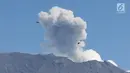 Pemandangan Gunung Agung yang bererupsi mengembuskan asap bercampur abu vulkanik terlihat dari kawasan Sidemen, Karangasem, Bali, Jumat (8/12). (Liputan6.com/Immanuel Antonius)