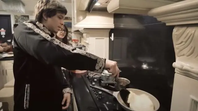 6 Potret Atta Halilintar Sahur Bareng Aurel Hermansyah, Sibuk Masak Telur Dadar