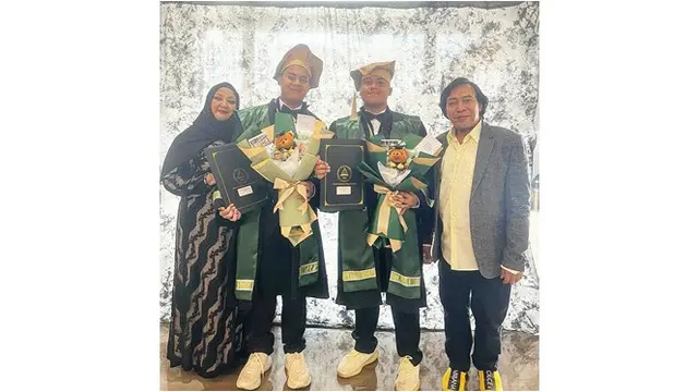 6 Potret Komeng Dampingi Anak dan Putra Sulung Arie Untung Wisuda Kelulusan SMA