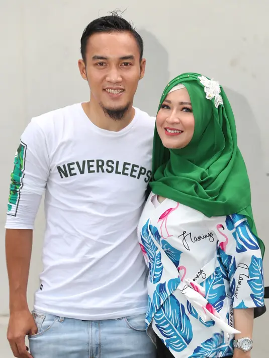 "Kan ada yang godain dia (Gunawan) sebenarnya sih aku awalnya iseng doang, nggak niat mau bikin viral atau maksud apa, cuma pengen ngasih lihat aja nih, 'lo godain laki gue, gue tau', cuma gitu doang sebenernya," ucap Okie. (Adrian Putra/Bintang.com)