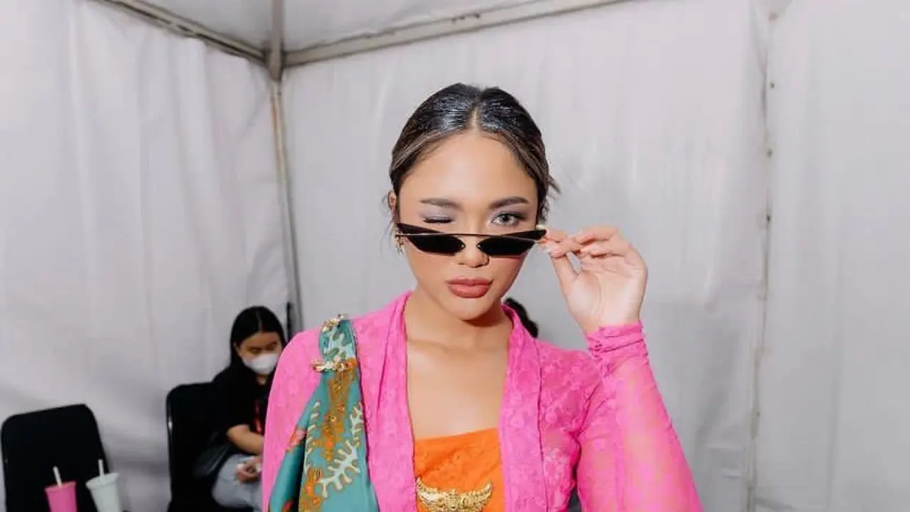 Marion Jola Tampil Keren Pakai Kebaya dan Kain Batik saat Manggung Bawakan Dangdut Koplo