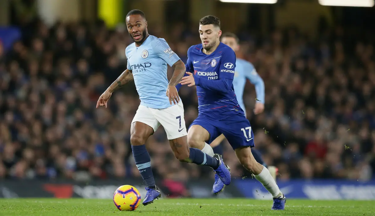 Striker Manchester City, Raheem Sterling menggiring bola dari kawalan gelandang Chelsea, Mateo Kovacic selama pertandingan lanjutan Liga Premier Inggris di Stamford Bridge di London (8/12). Chelsea menang 2-0 atas City. (AP Photo/Tim Ireland)