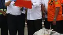 Menteri Perhubungan, Budi Karya Sumadi (tengah) melihat serpihan pesawat Lion Air JT 610 di Pelabuhan JICT 2, Jakarta, Selasa (30/10). Sejumlah barang ditemukan petugas dalam operasi pencarian. (Liputan6.com/Helmi Fithriansyah)