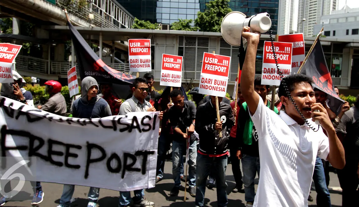 Sejumlah demonstran saat menggelar aksi unjuk rasa di depan kantor Freeport, Jakarta, Rabu (26/11). Dalam aksinya Demontran meminta Agar mengusir freeport atau menasionalisasikannya. (Liputan6.com/Helmi Afandi)