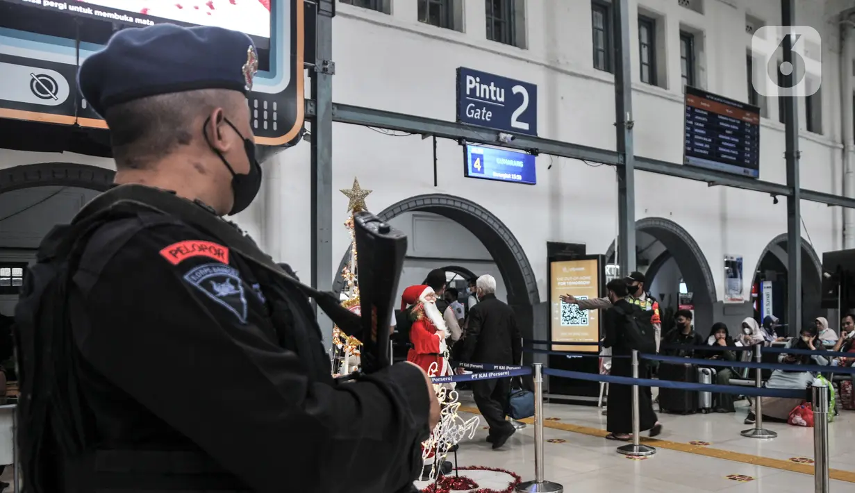Anggota kepolisian bersenjata lengkap saat berjaga di Stasiun Pasar Senen, Jakarta, Kamis (22/12/2022). PT KAI mencatat per Kamis 22 Desember 2022 terdapat sekitar 13 ribu penumpang berangkat dari Stasiun Gambir dengan layanan operasional 34 perjalanan KA. Untuk Stasiun Pasar Senen terdapat sekitar 16 ribu penumpang berangkat dengan layanan operasional 32 perjalanan KA. (merdeka.com/Iqbal S. Nugroho)